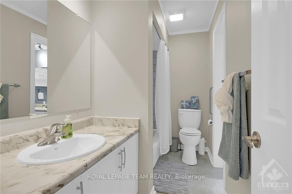 483 VALADE Crescent photo 16
