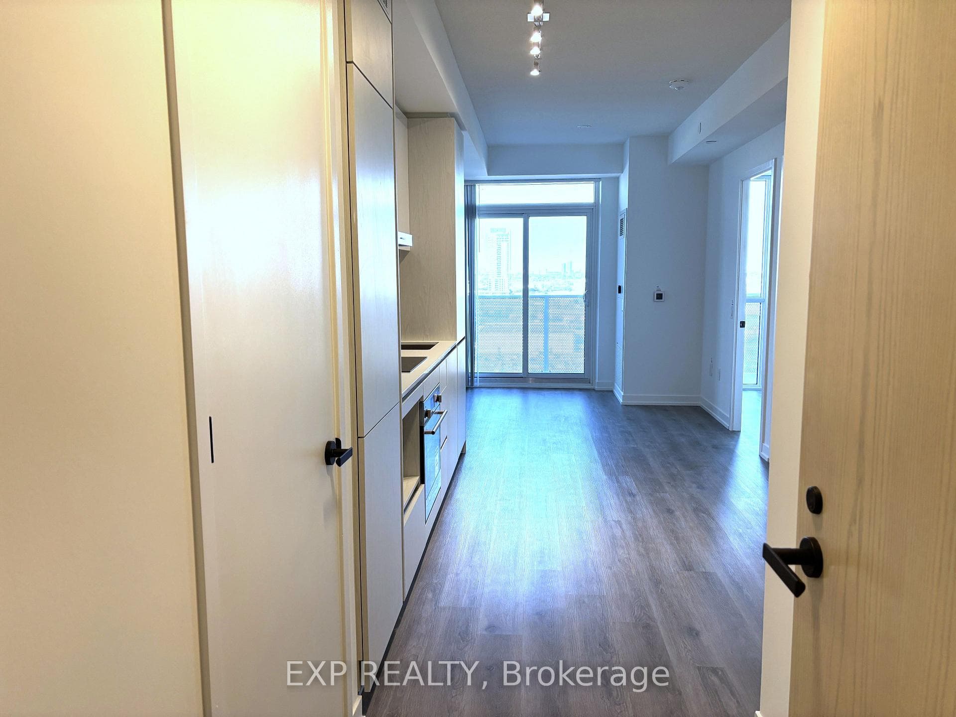 28 Interchange Way Unit 1809 photo 3
