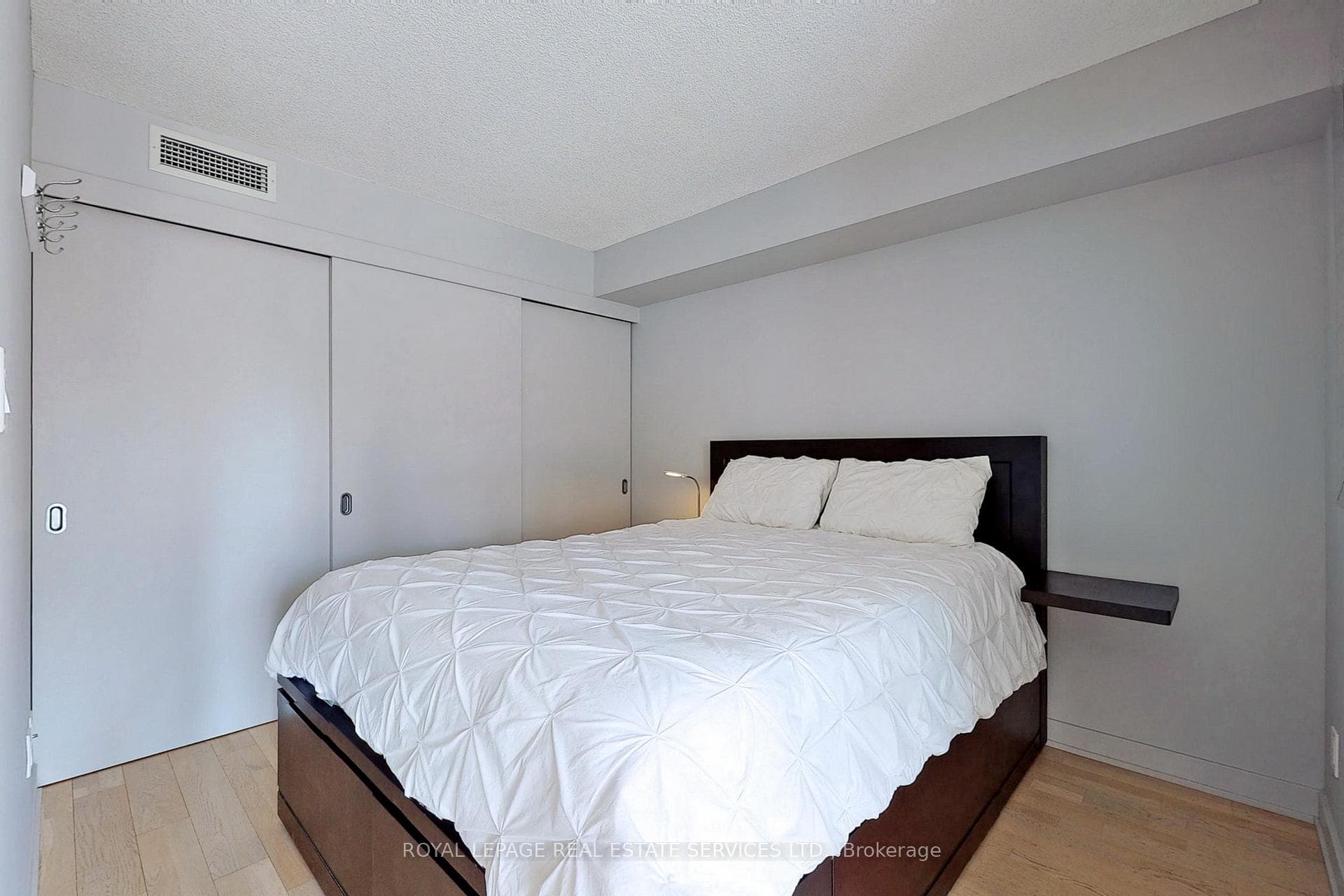 126 Simcoe Street Unit 612 photo 9