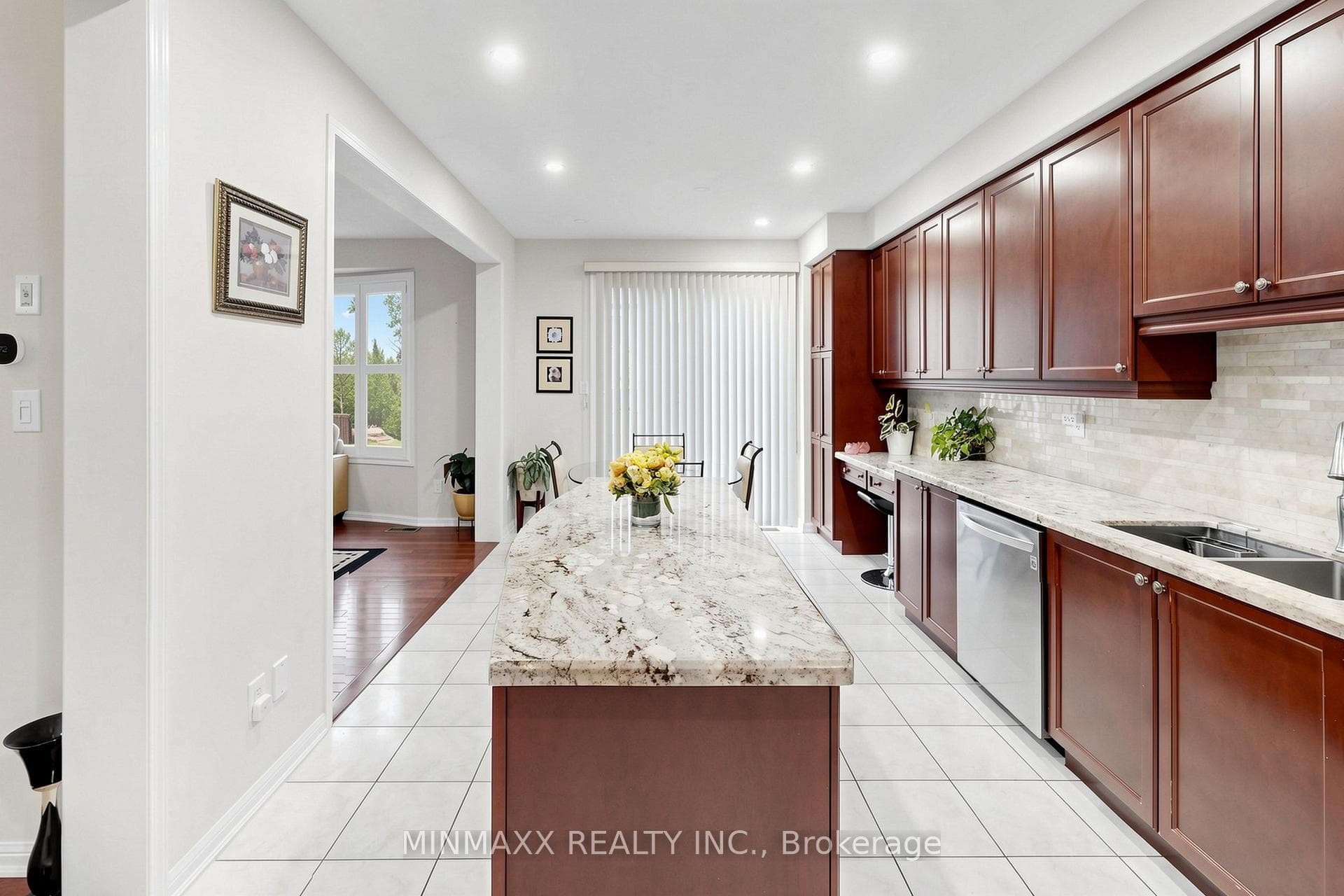 916 Minchin Way photo 12