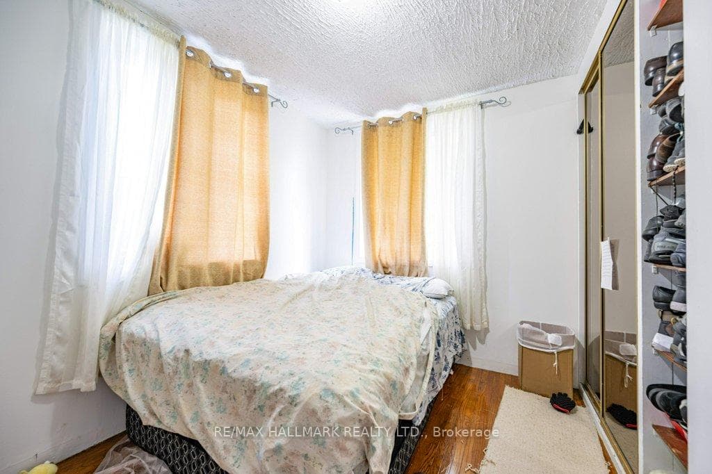 690&692 Birchmount Road photo 8
