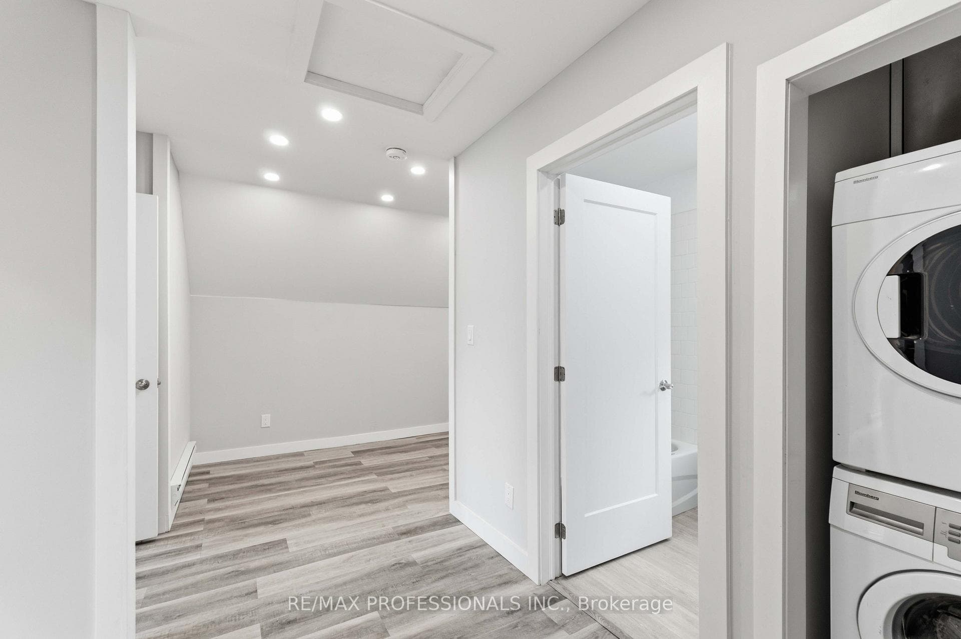 759 Barton Street Unit # Upper photo 12