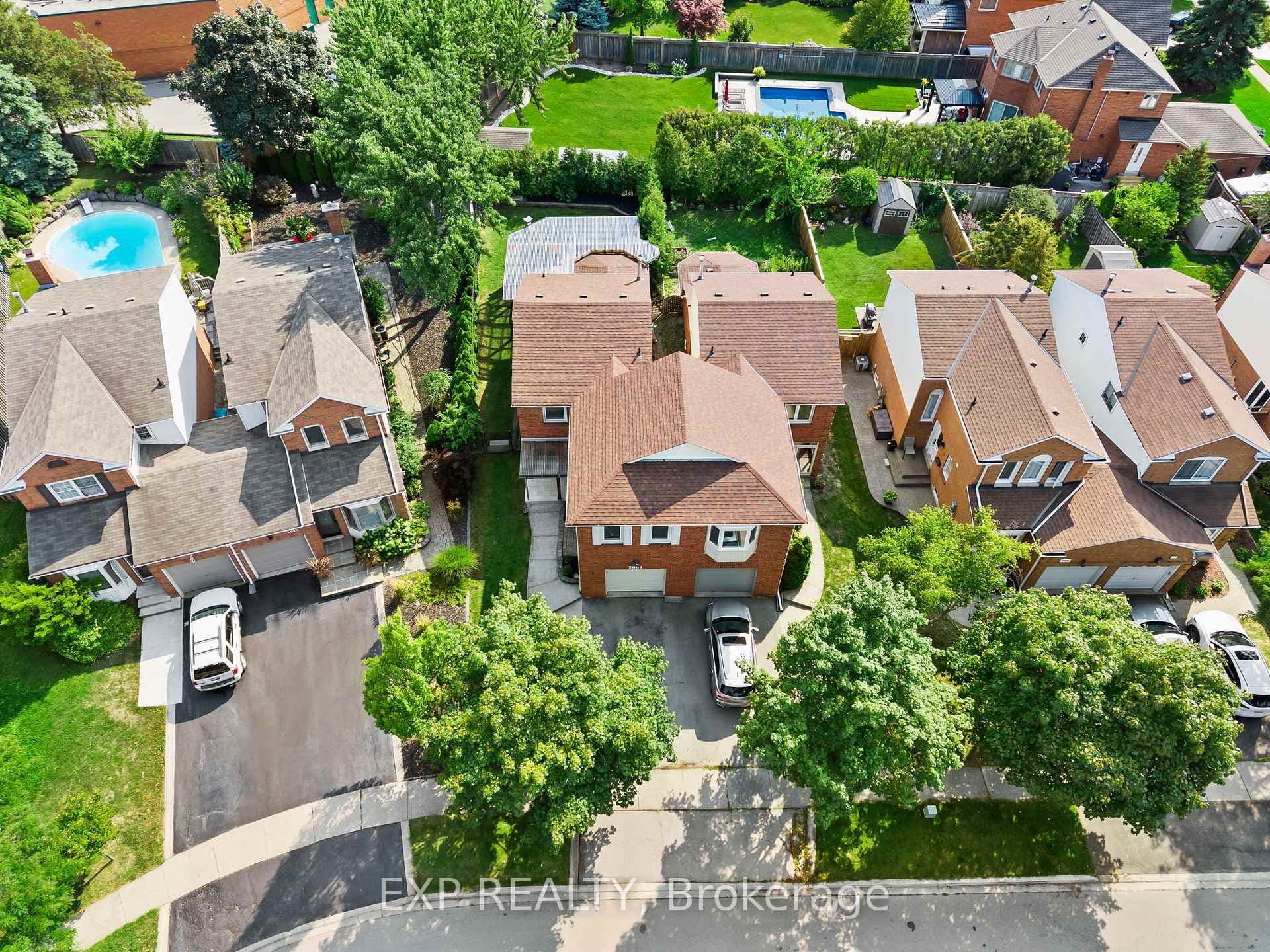 2064 Glenada Crescent photo 40
