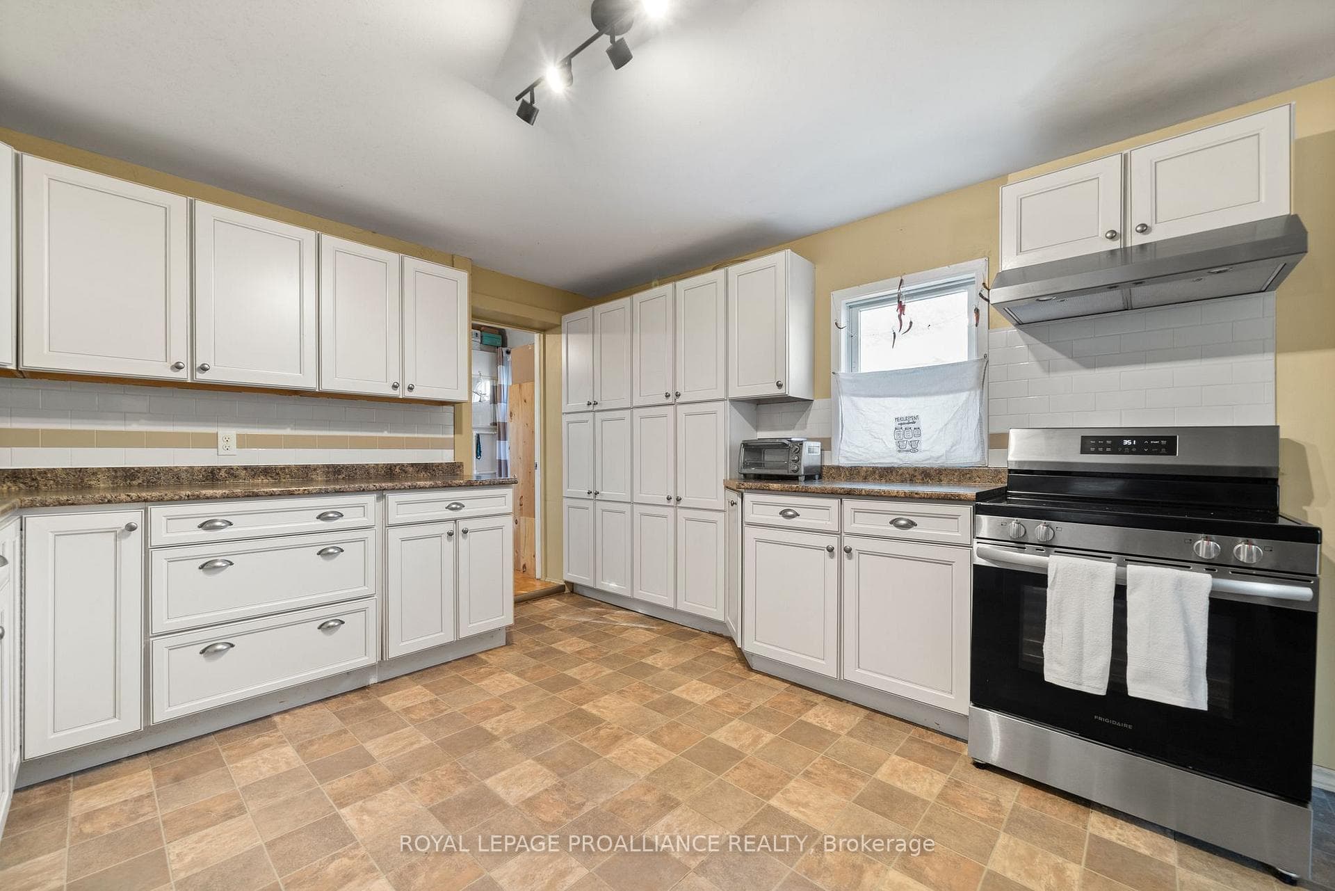 246 Foster Avenue photo 16