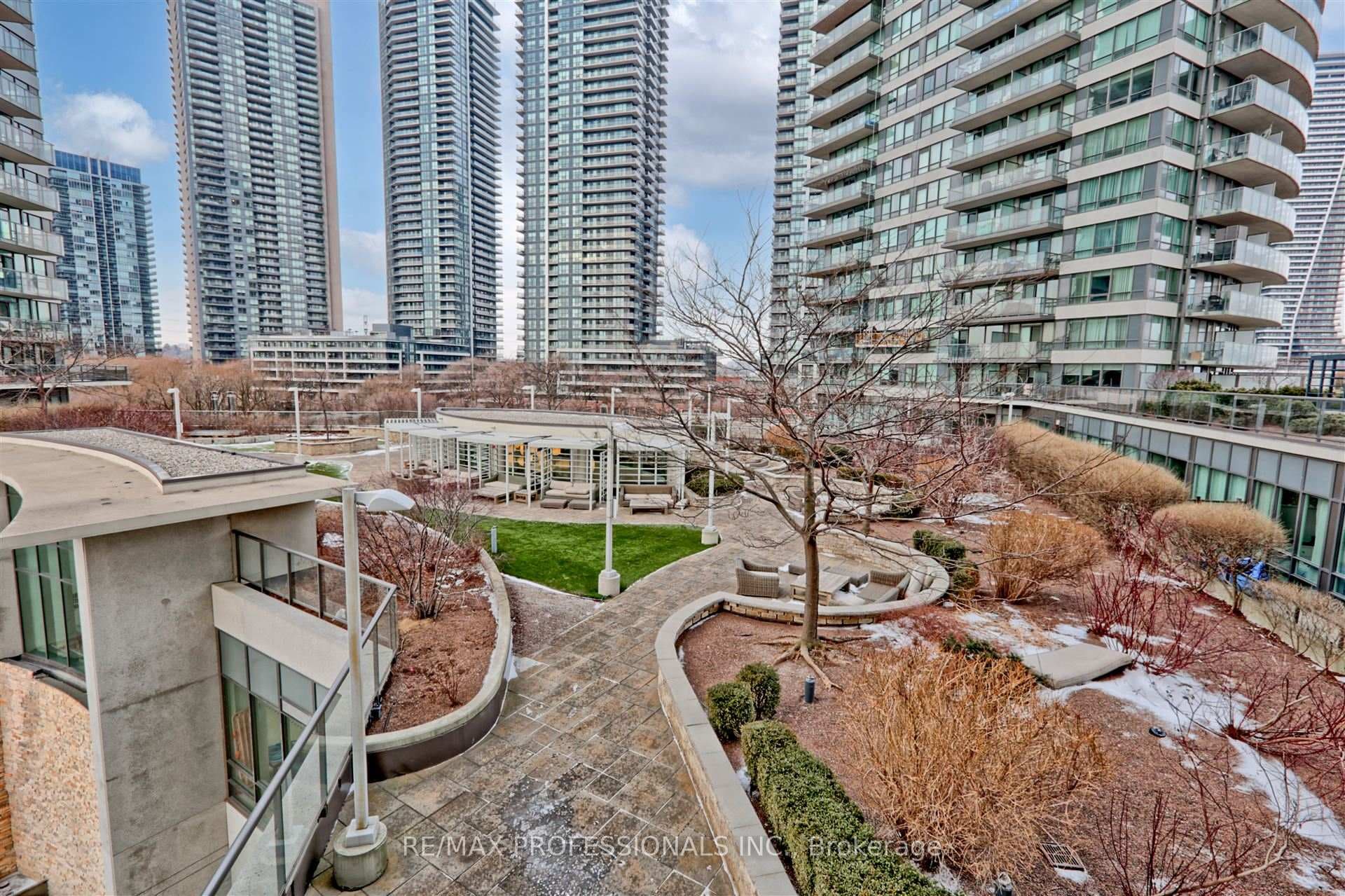 2240 Lake Shore Boulevard photo 28