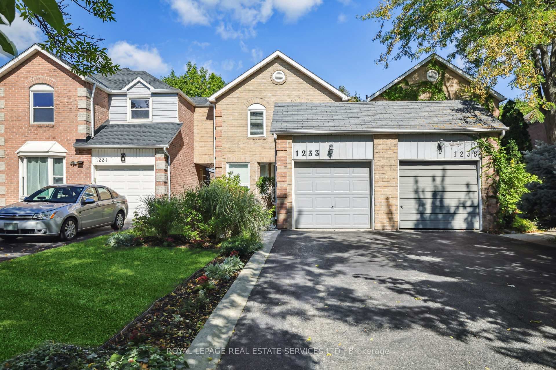 1233 Hedgestone Crescent photo 3