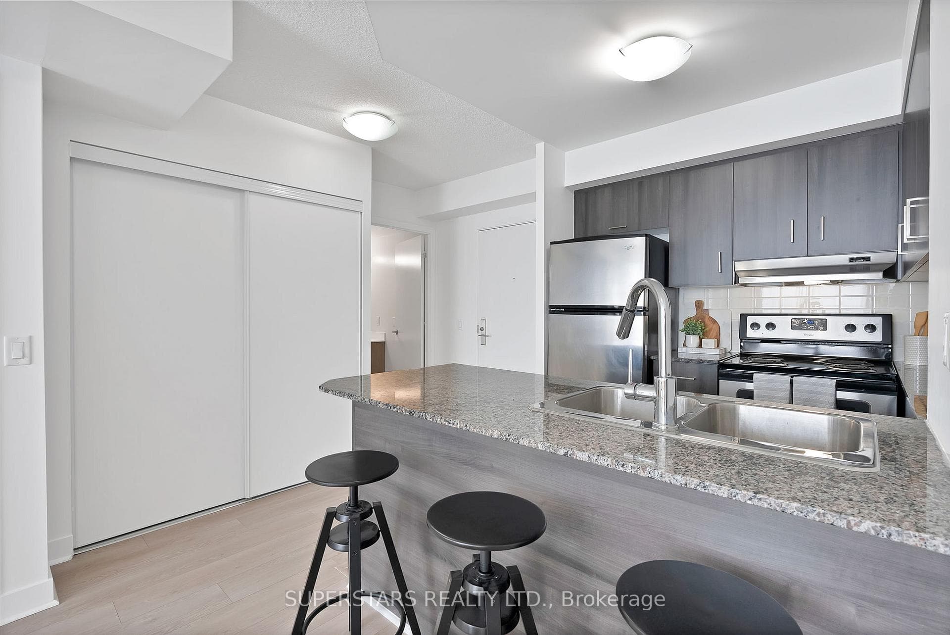 5740 Yonge Street Unit 903 photo 8