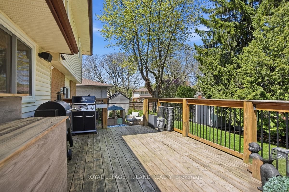 255 Highview Crescent photo 33