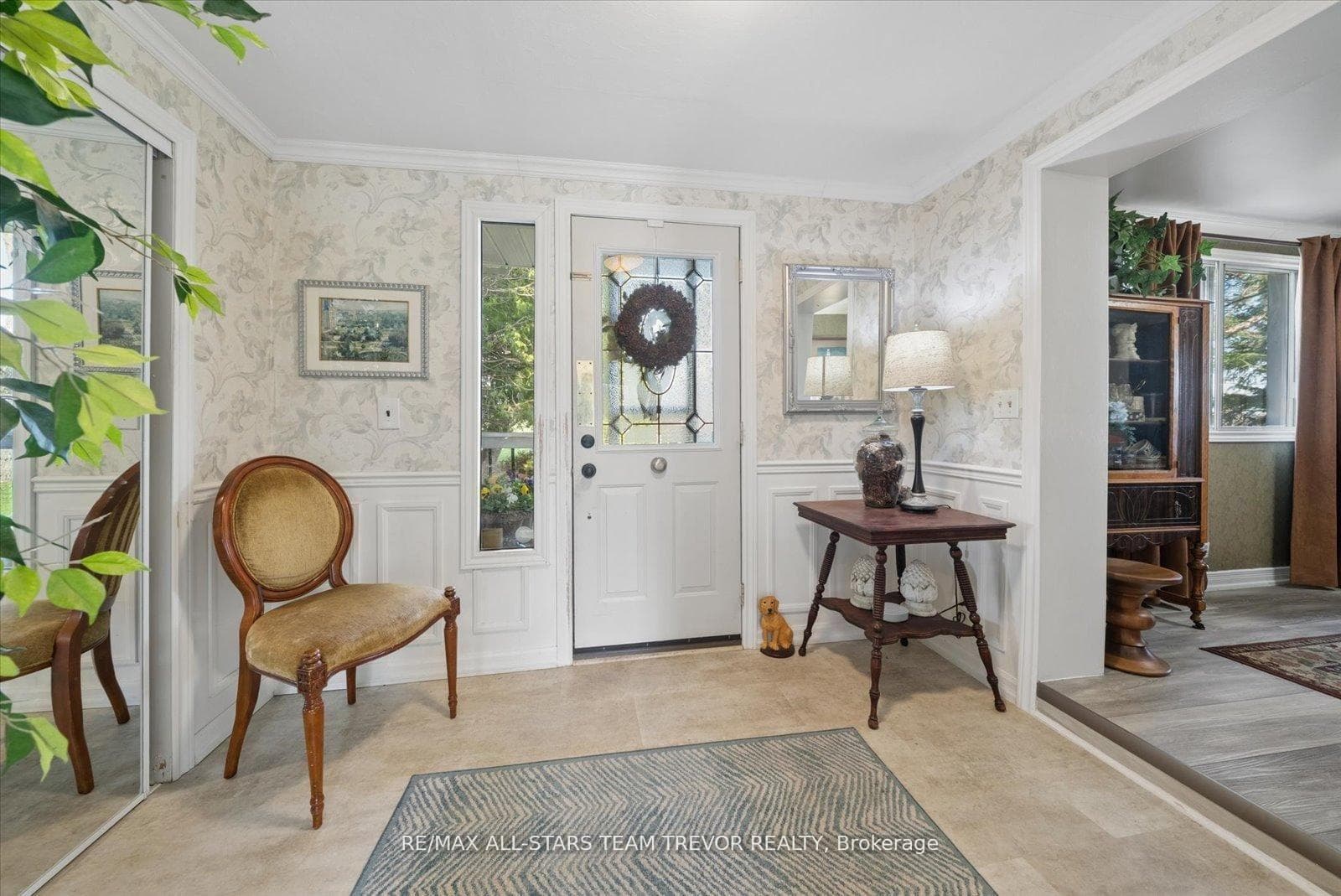 24082 Warden Avenue photo 4
