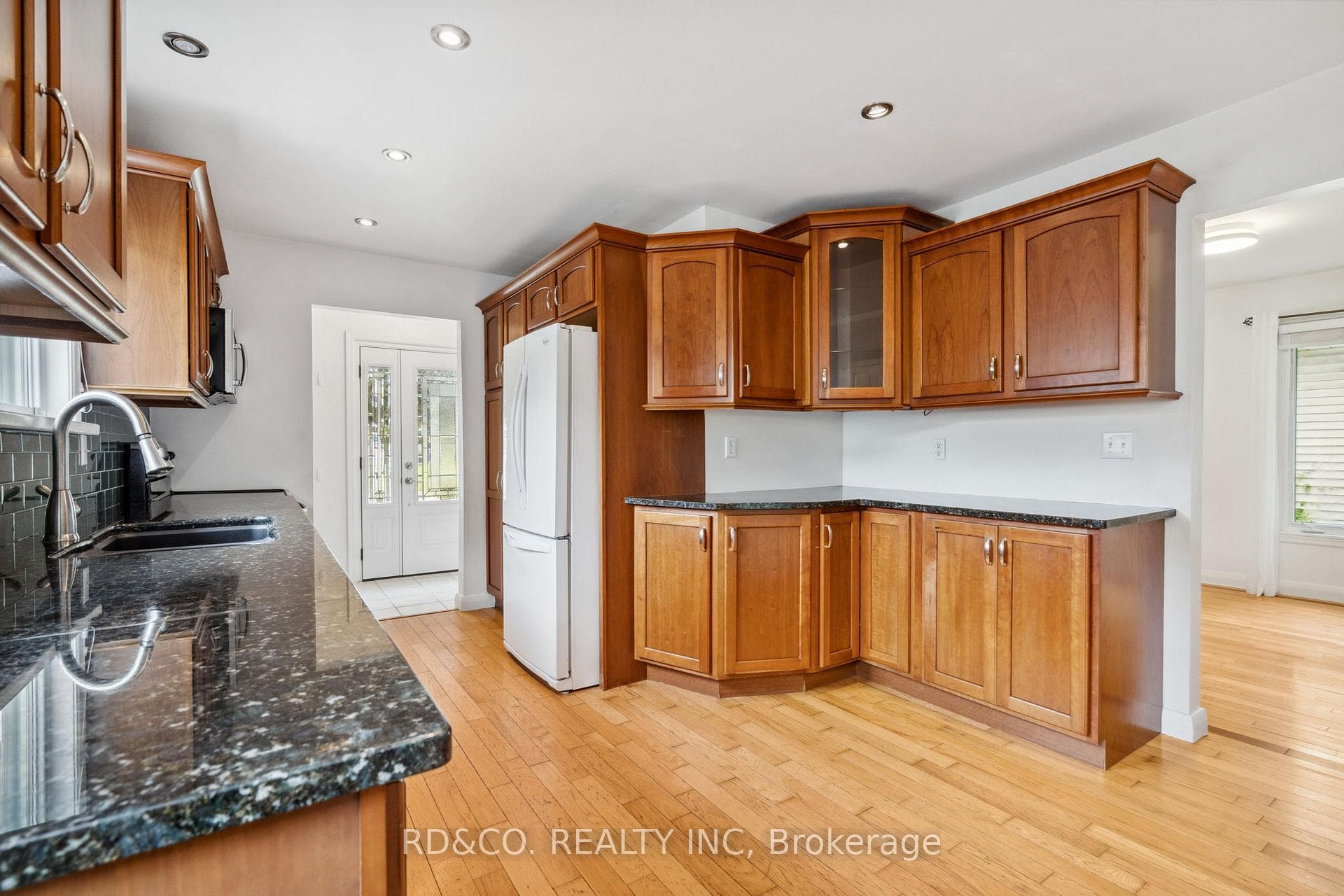 82 Peacock Boulevard photo 3