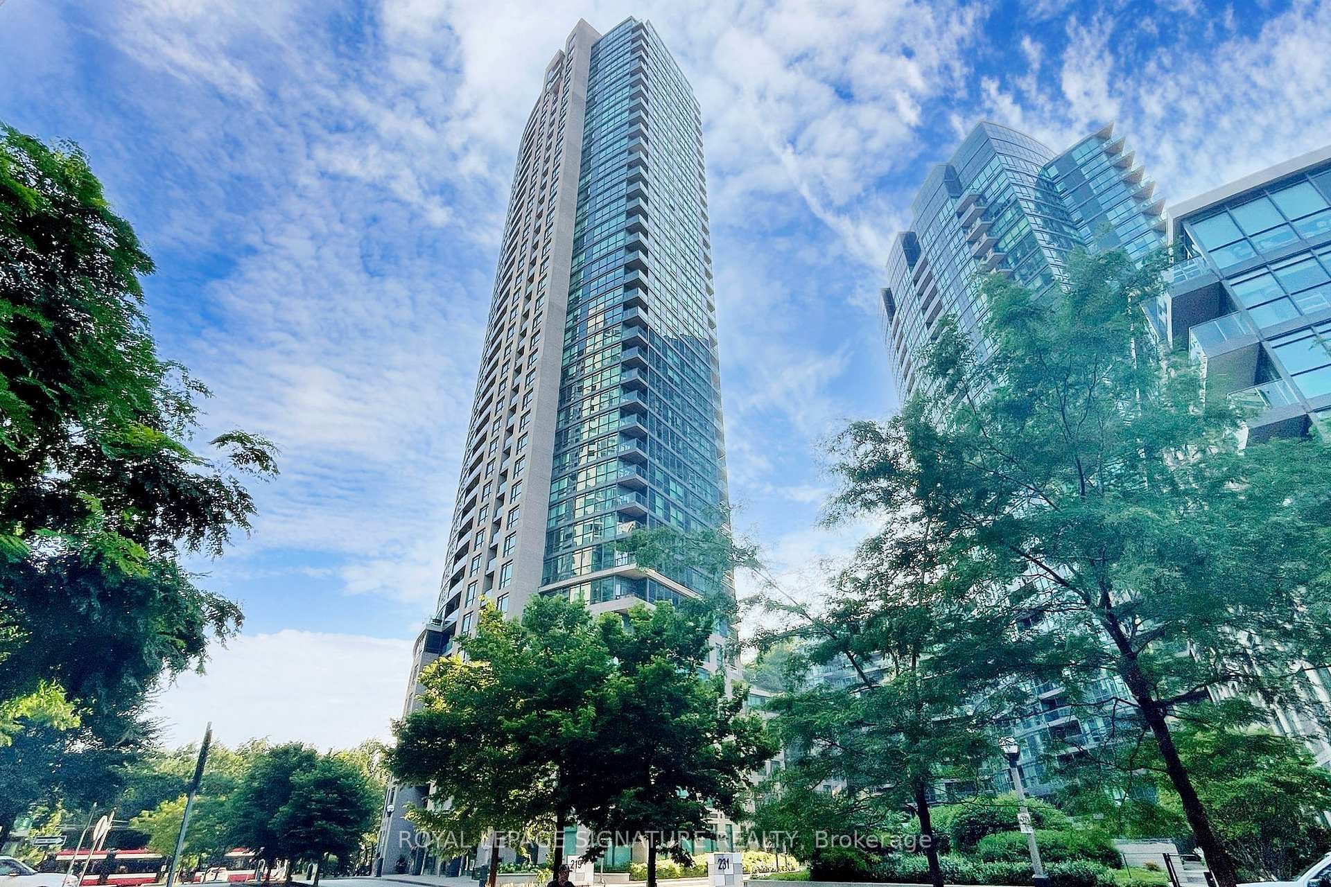 219 Fort York Boulevard Unit 422 photo 1