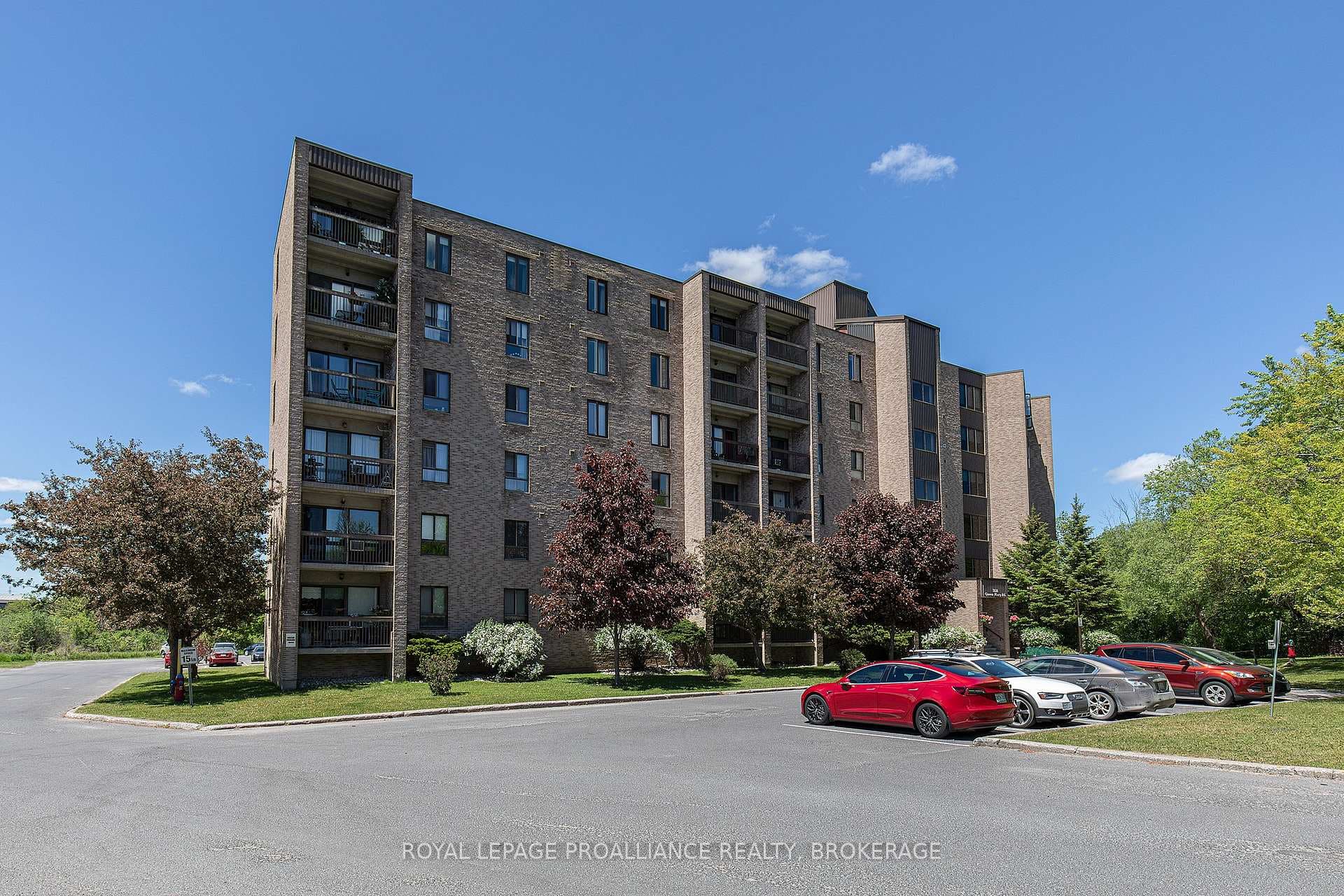 358 Queen Mary Road Unit 609 photo 1
