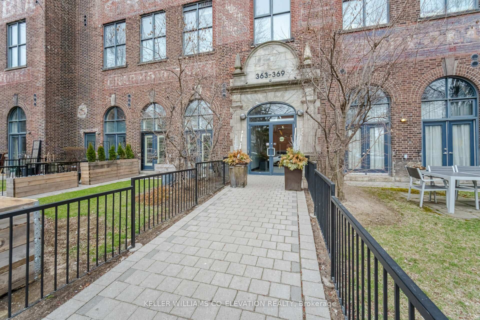 369 Sorauren Avenue Unit 113 photo 2