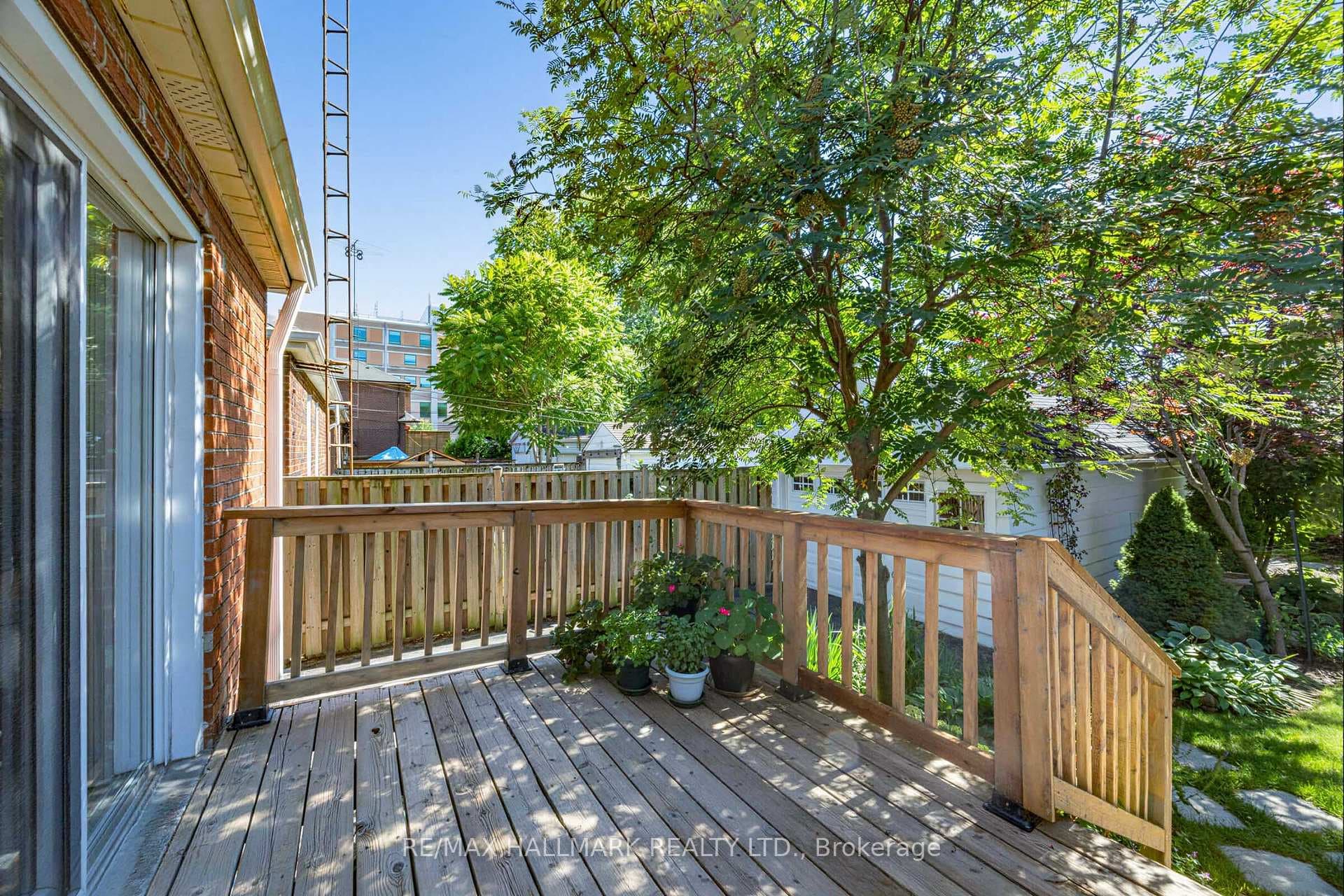 16 Crestland Avenue photo 31