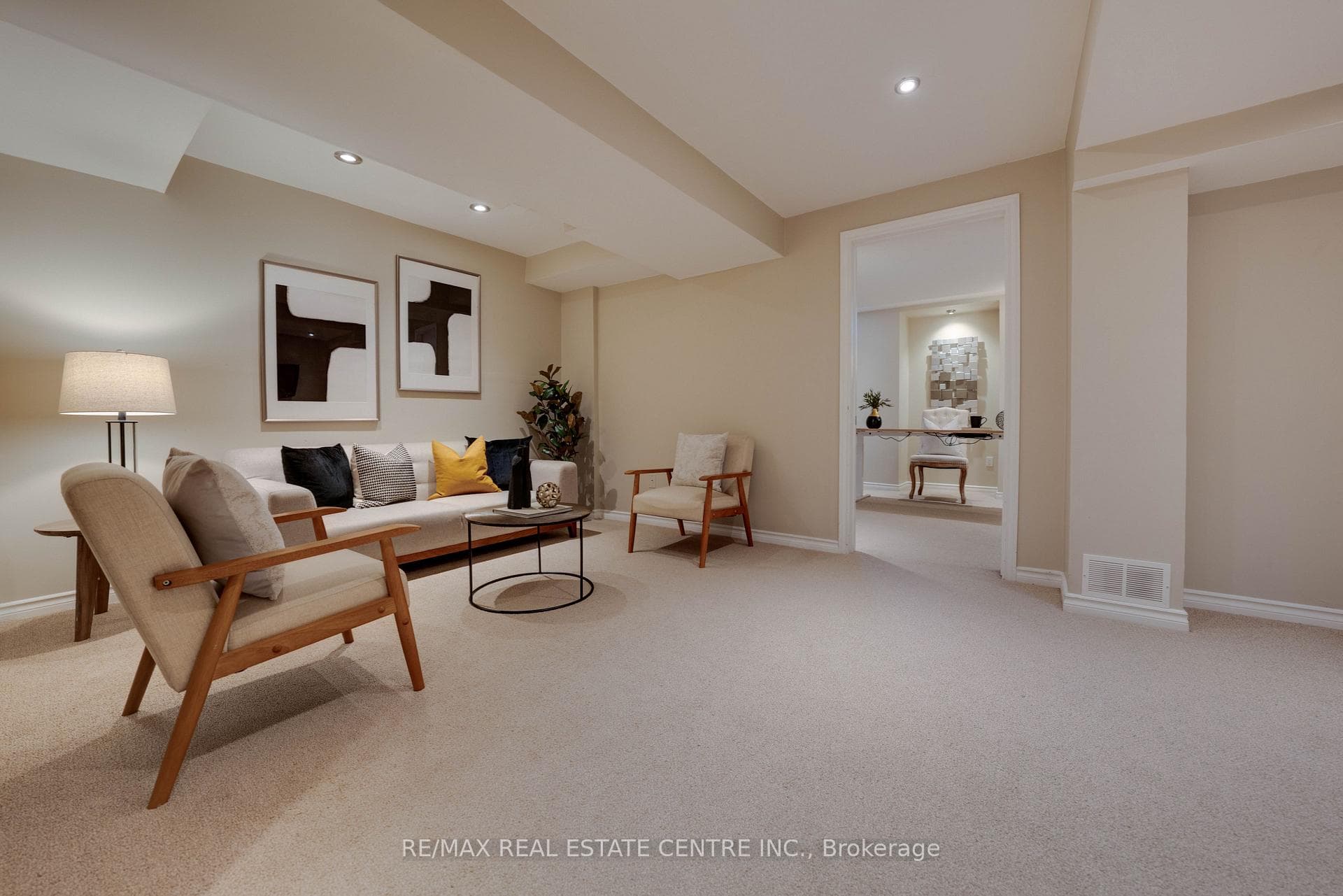 948 Hollinrake Crescent photo 27