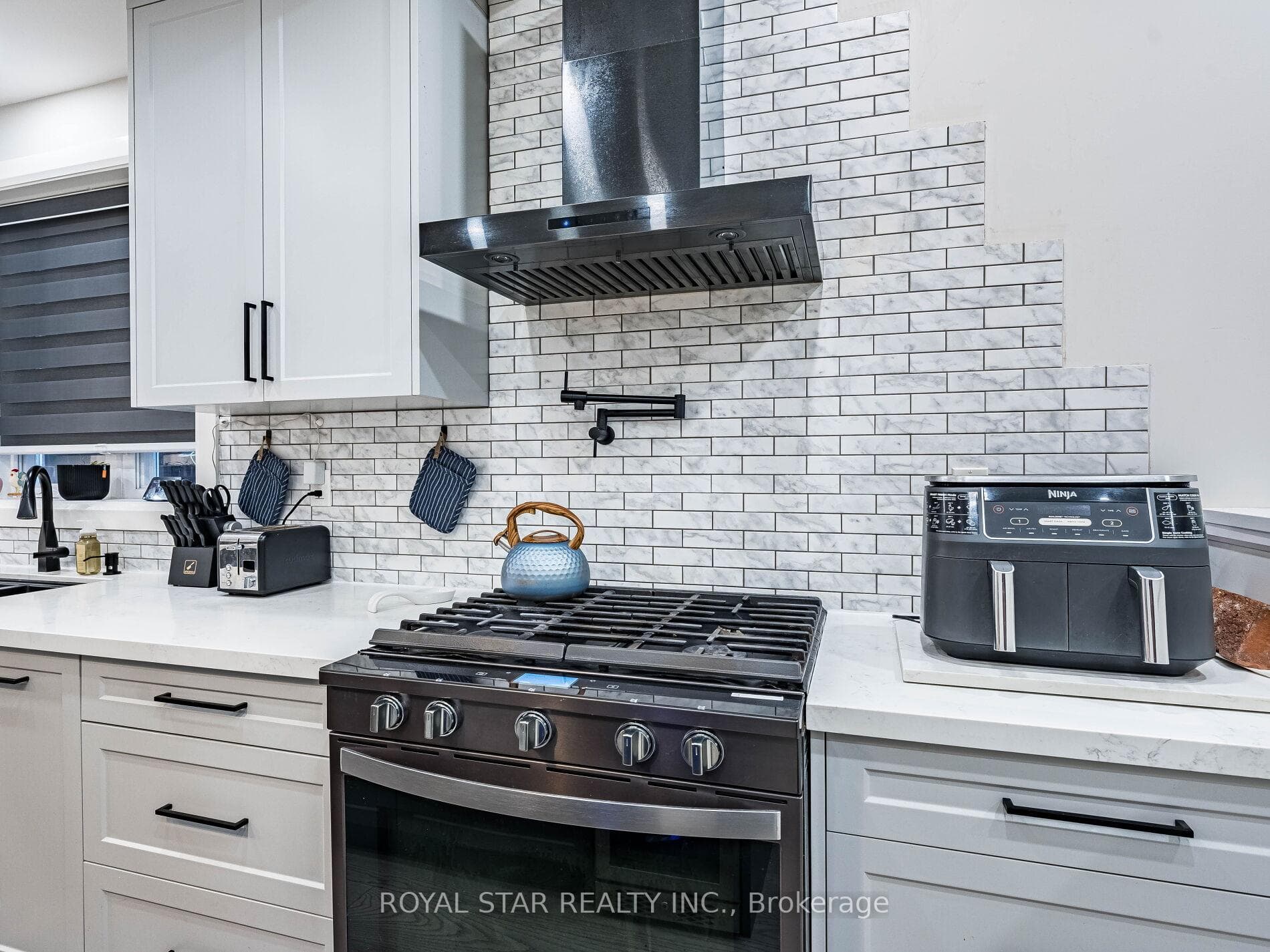 74 Montrose Avenue photo 16