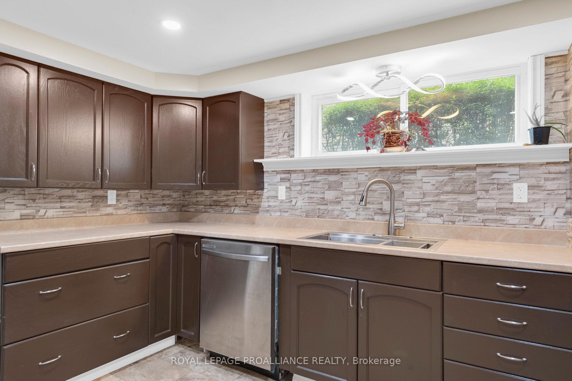 595 Victoria Avenue photo 25