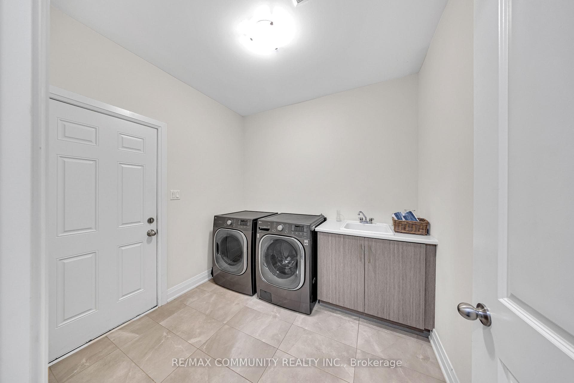 209 Castle Oaks Crossing photo 29