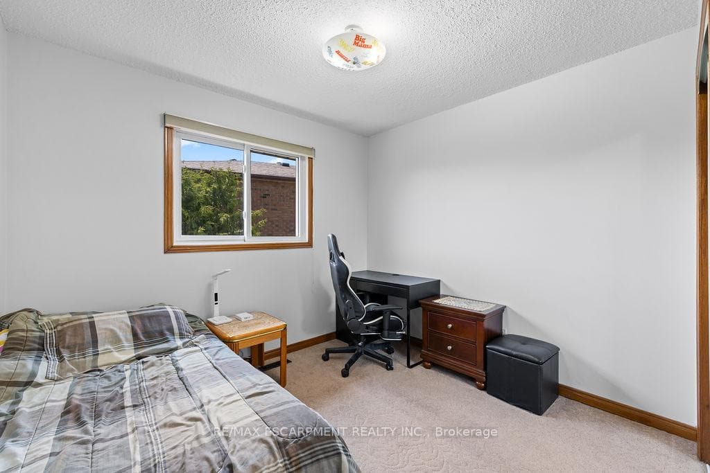 140 Solomon Crescent photo 32