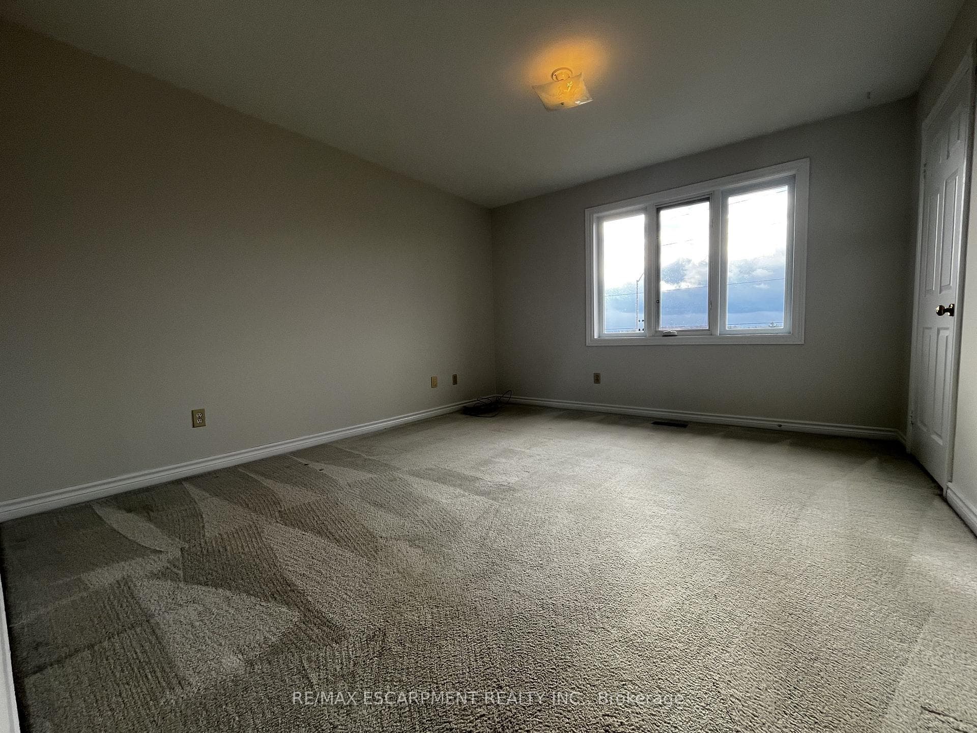8861 Trafalgar Road photo 6