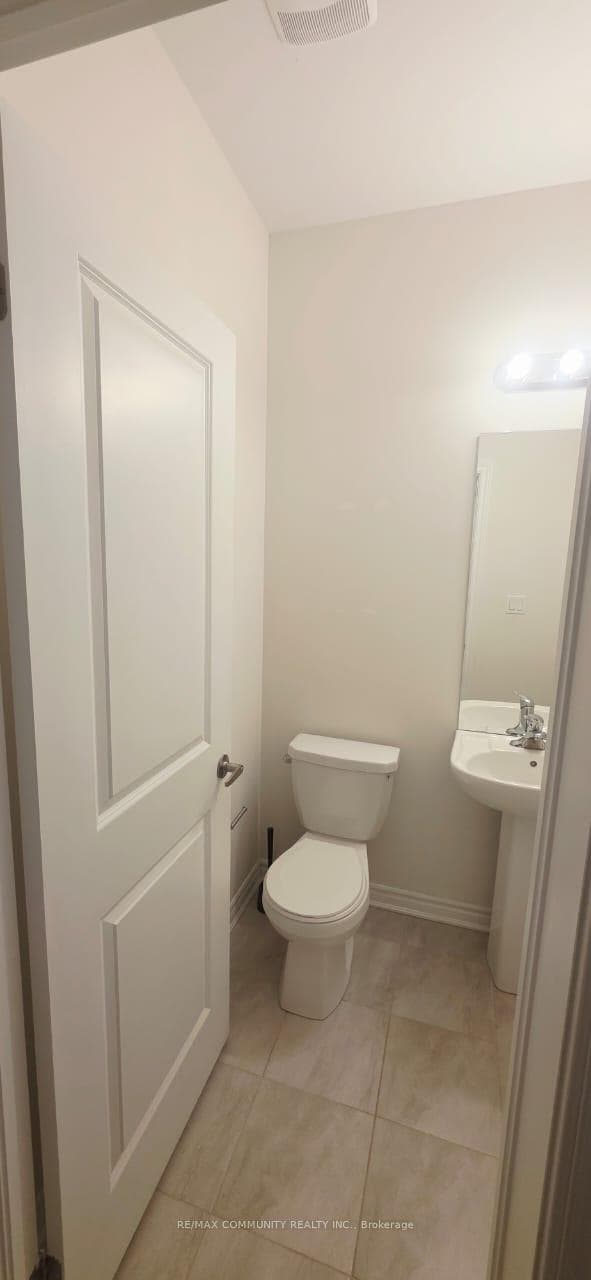 136 Sapphire Way photo 3