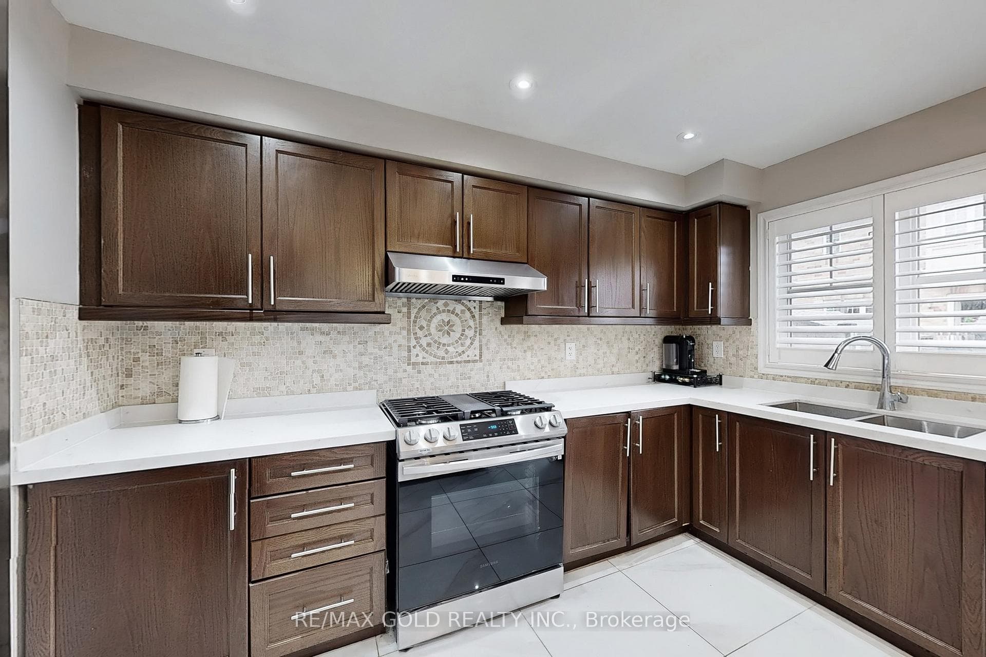 933 Raftis Crescent photo 12