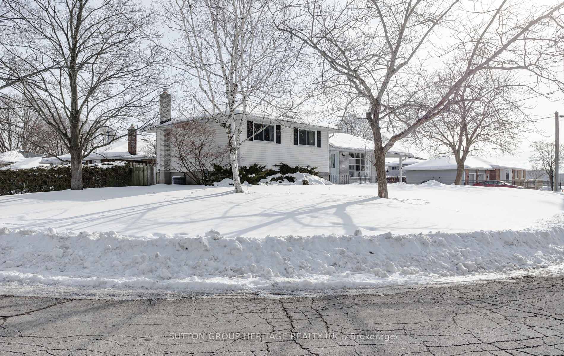 16 COULTER Crescent photo 4