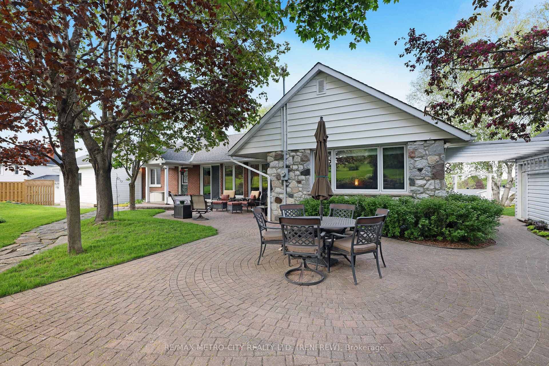74 ERINDALE Avenue photo 39
