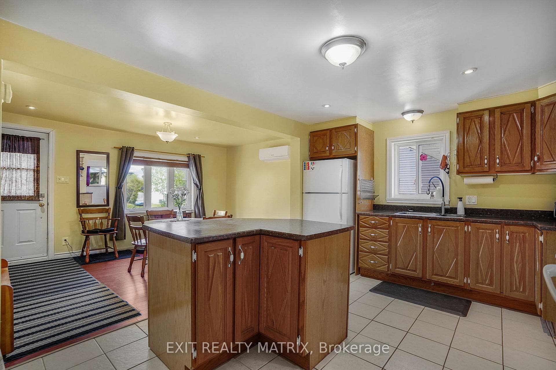 975 Queen Street photo 12