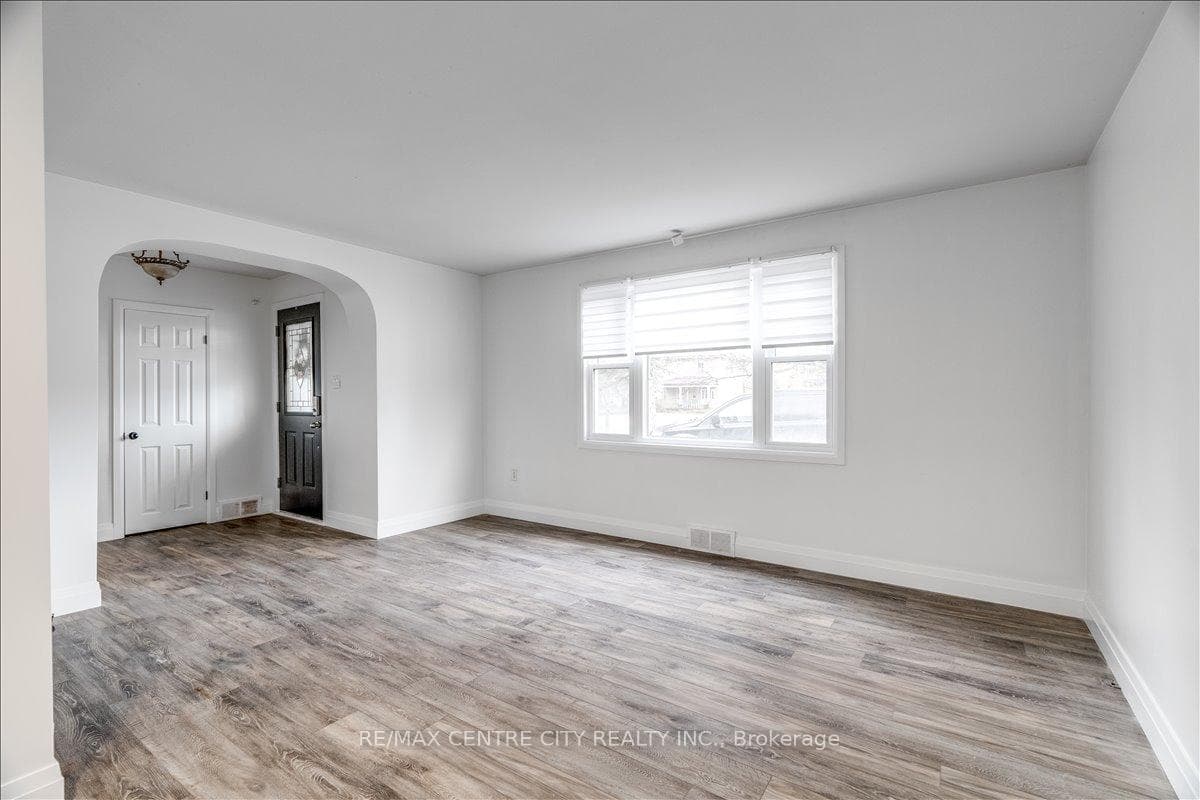 549 Victoria Street photo 7