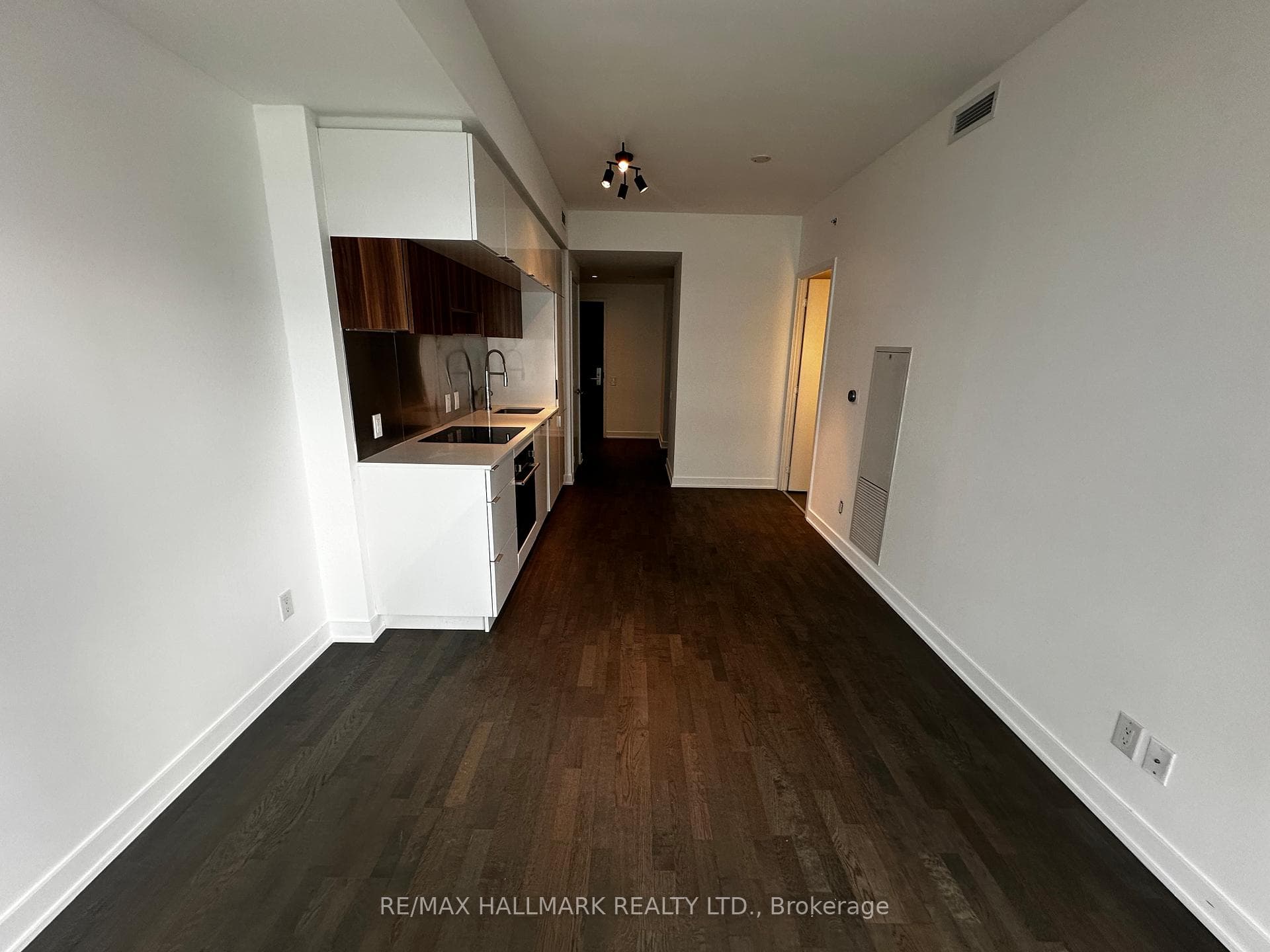 185 Roehampton Avenue Unit 1812 photo 3