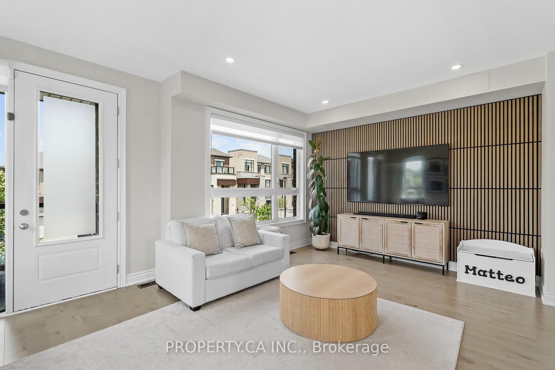 556 New England Court photo 4