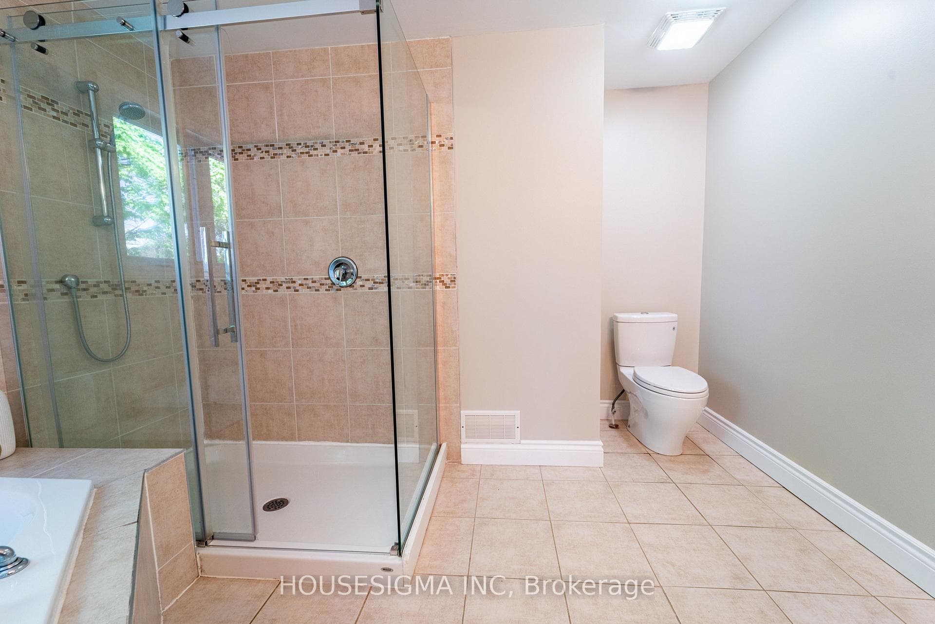 2032 Kings Grove Crescent photo 32