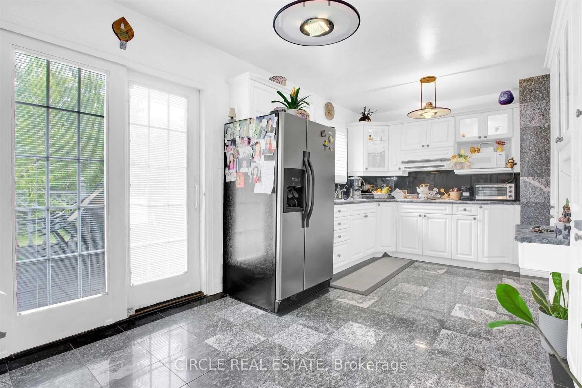 5945 King Street photo 12