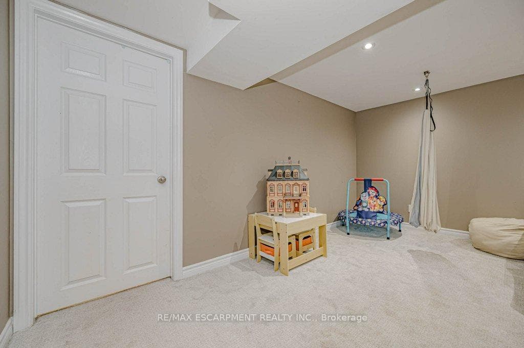 1268 Consort Crescent photo 30