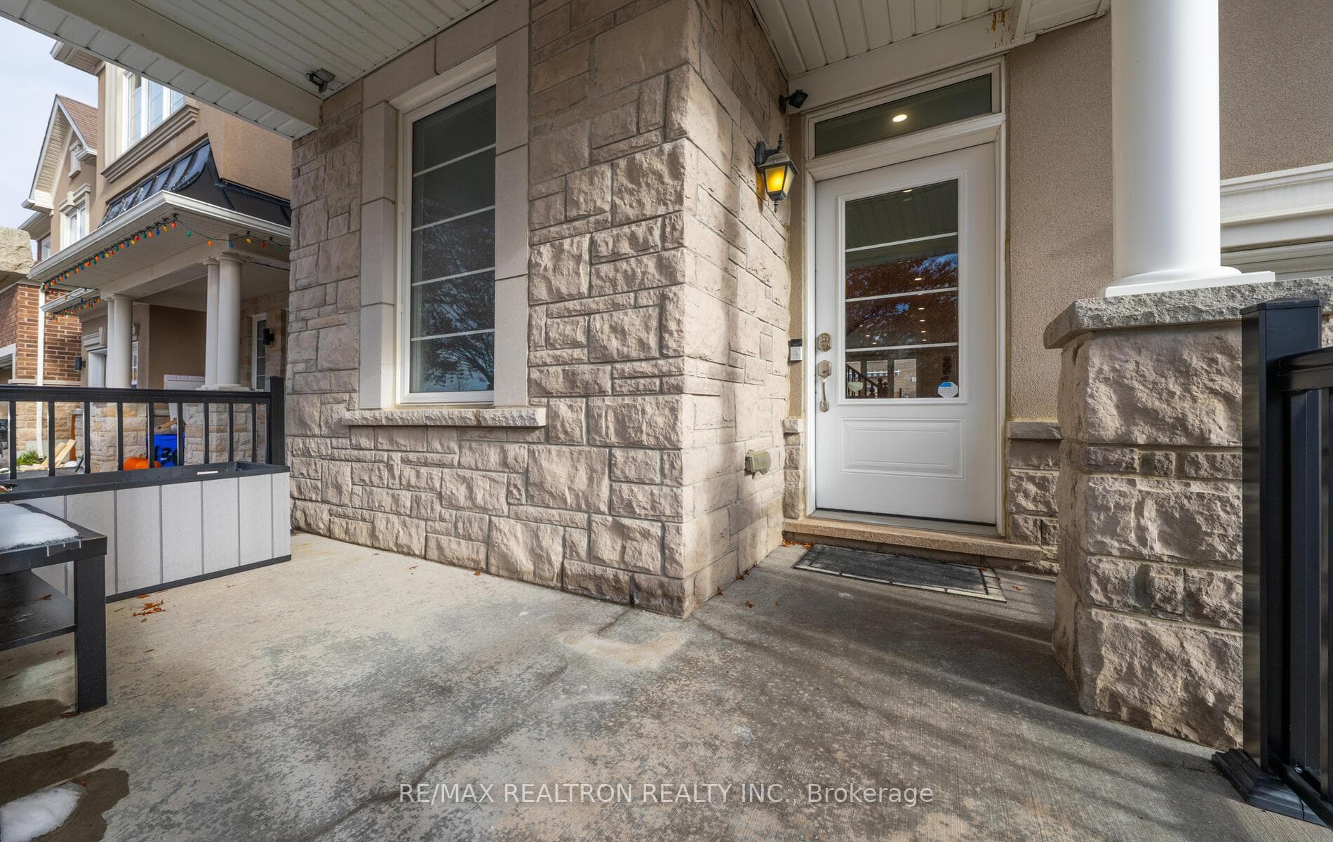 128 Buckle Crescent photo 3