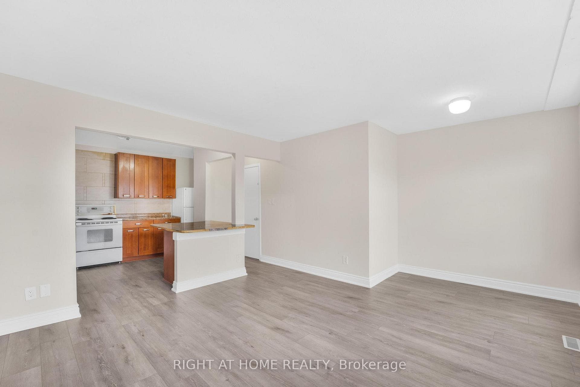 1698A Eglinton Avenue photo 2