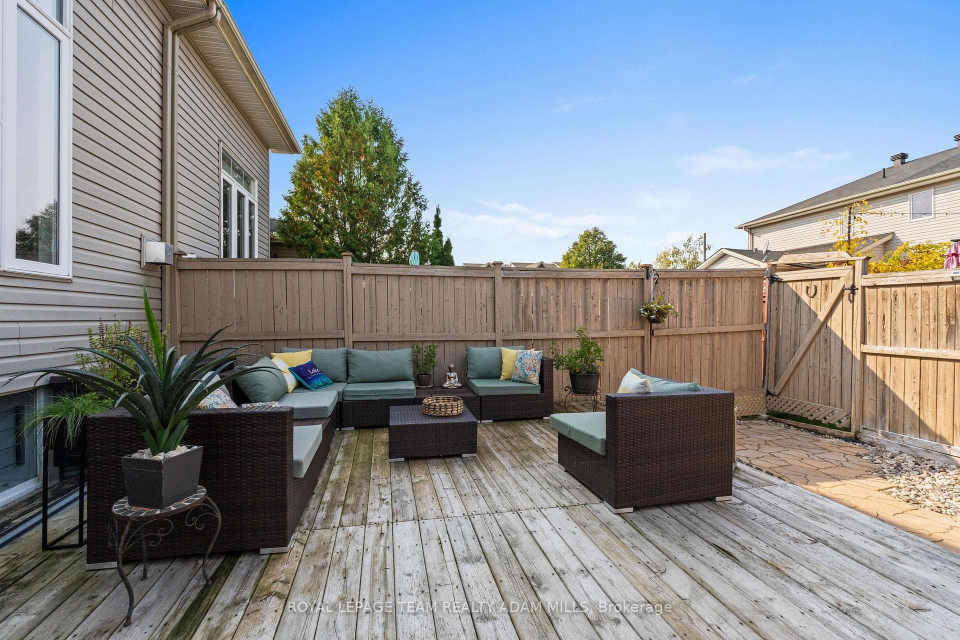 2043 Melette Crescent photo 29