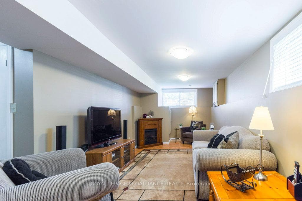 21 Bogart Crescent photo 17