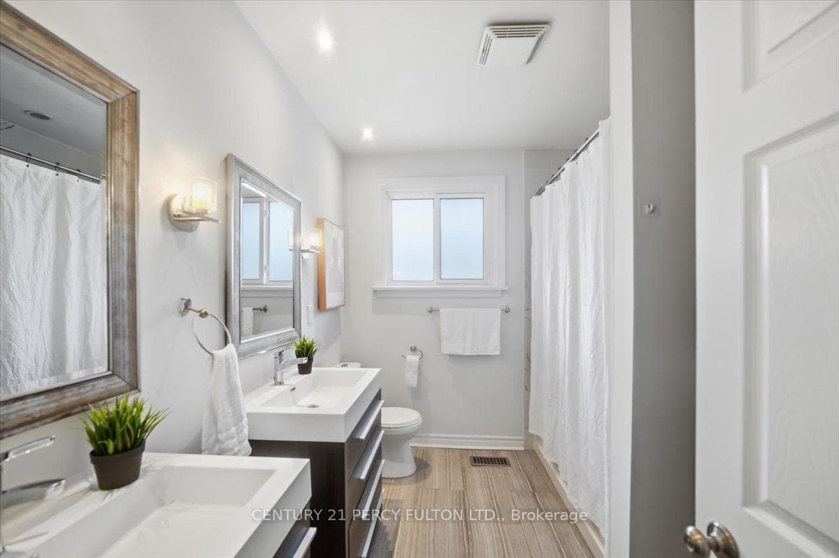 50 Mooregate Ave - bathroom