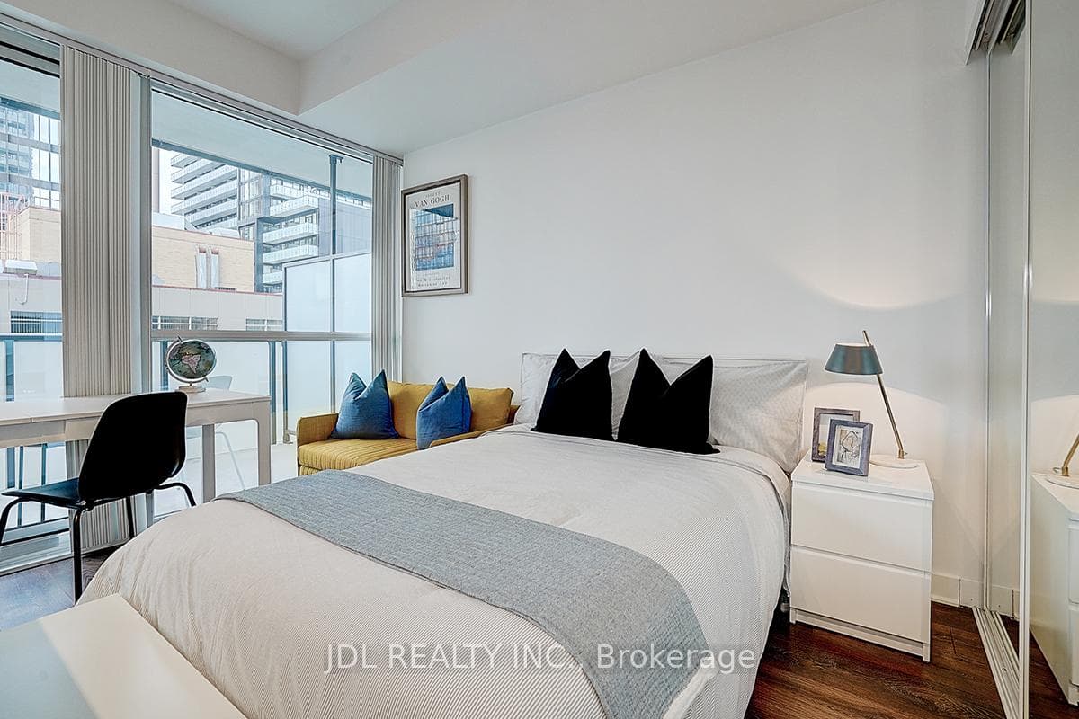 15 Grenville Street Unit 1406 photo 9