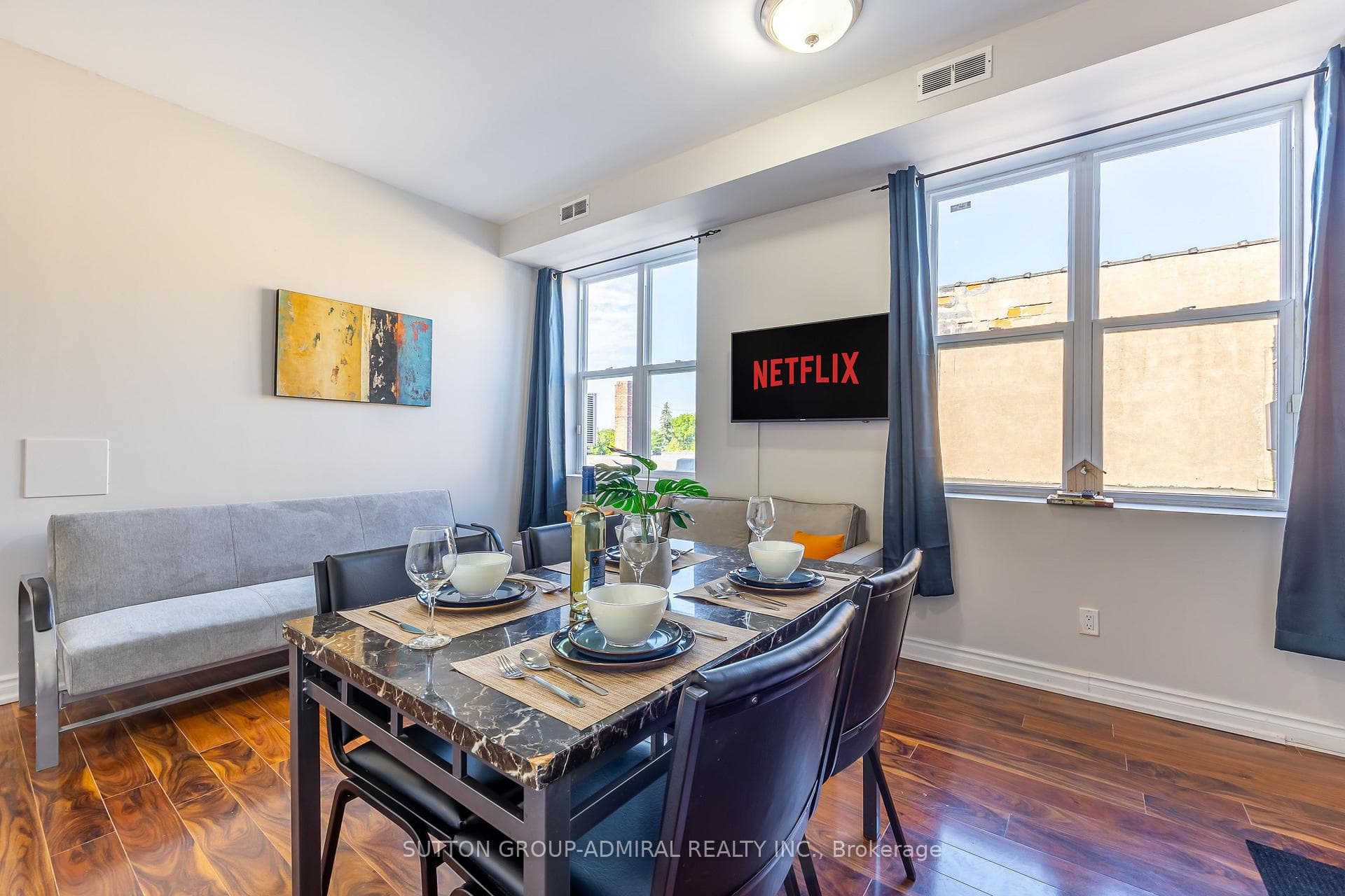 4497 Queen Street photo 3