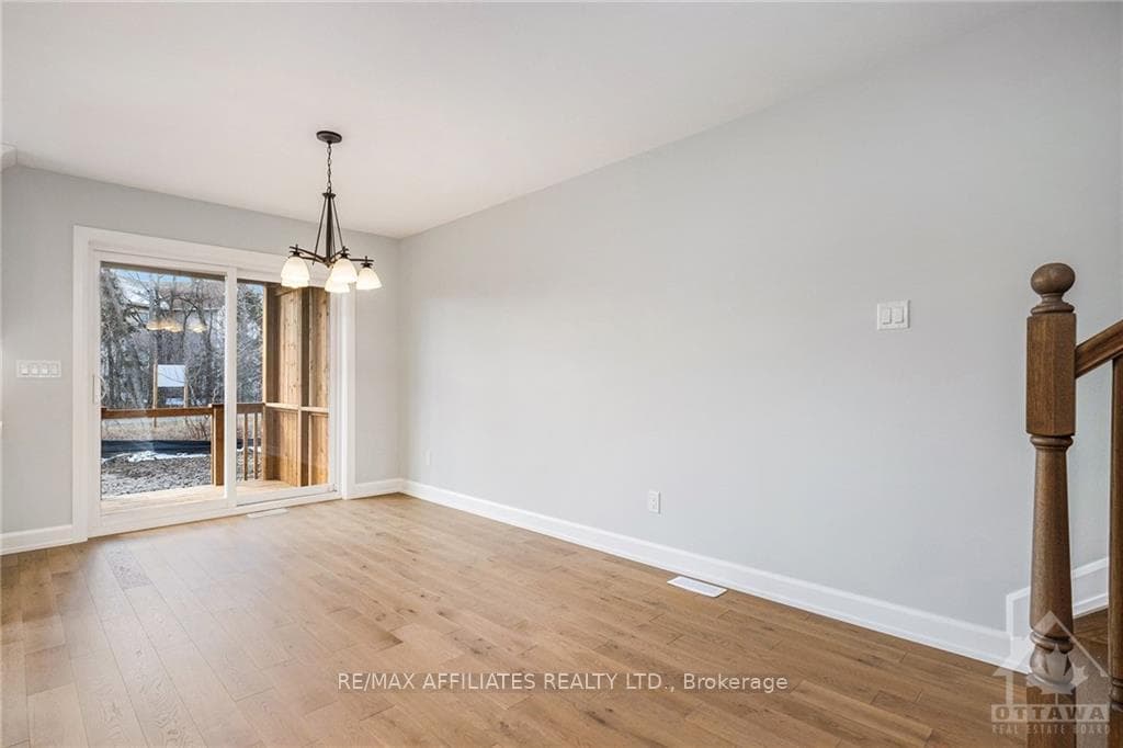 385 VOYAGEUR Place photo 5