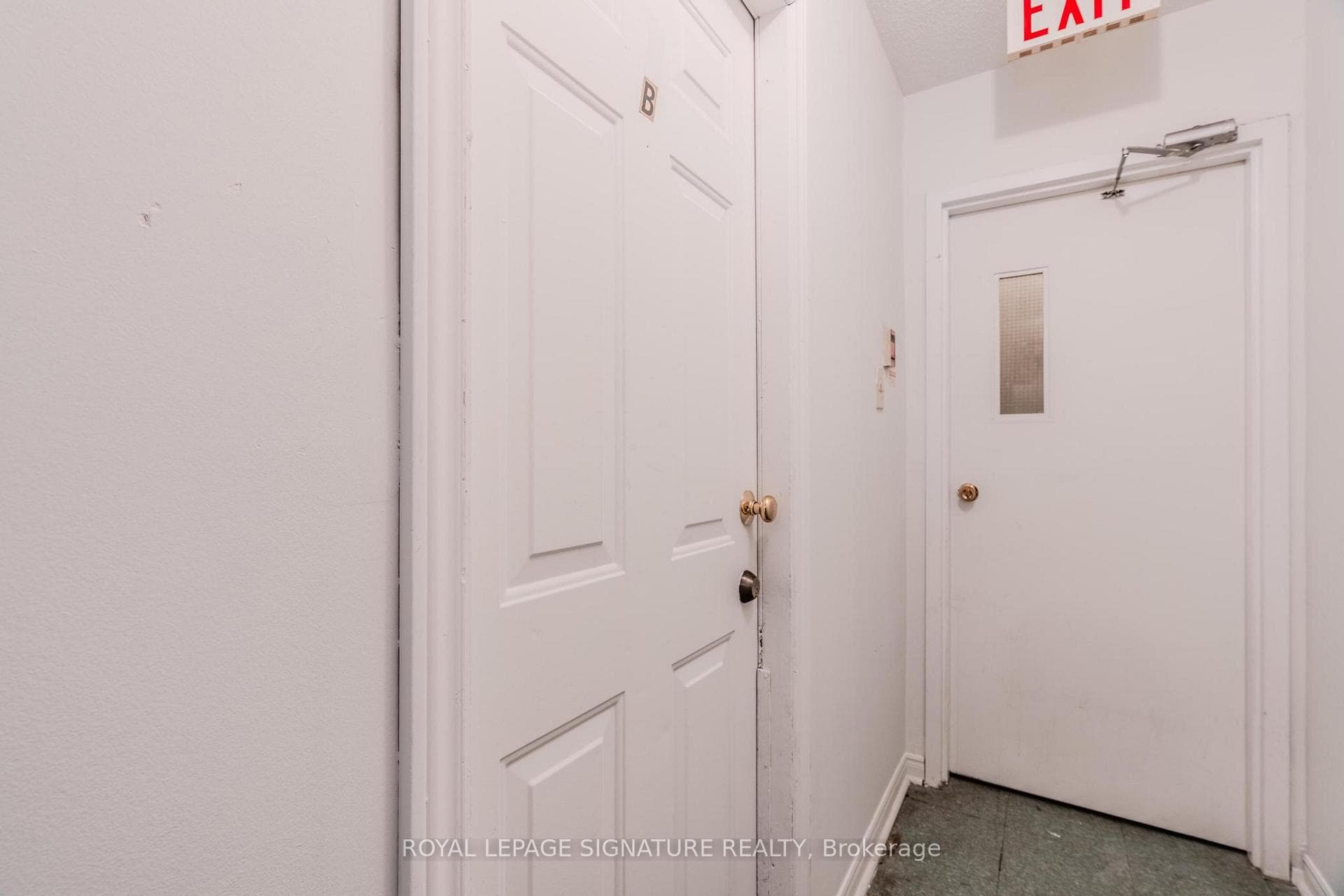 1541 Dundas Street Unit B photo 2