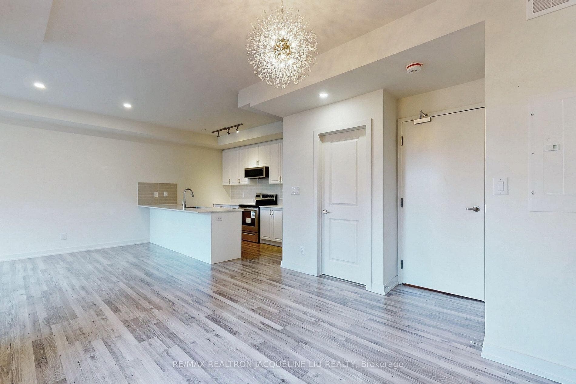 370C Red Maple Road Unit 82 photo 3