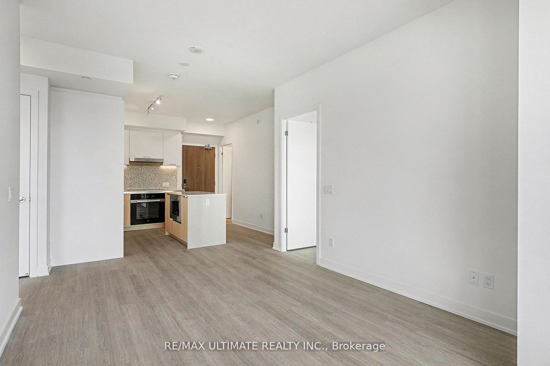 8188 Yonge Street Unit 727 photo 6