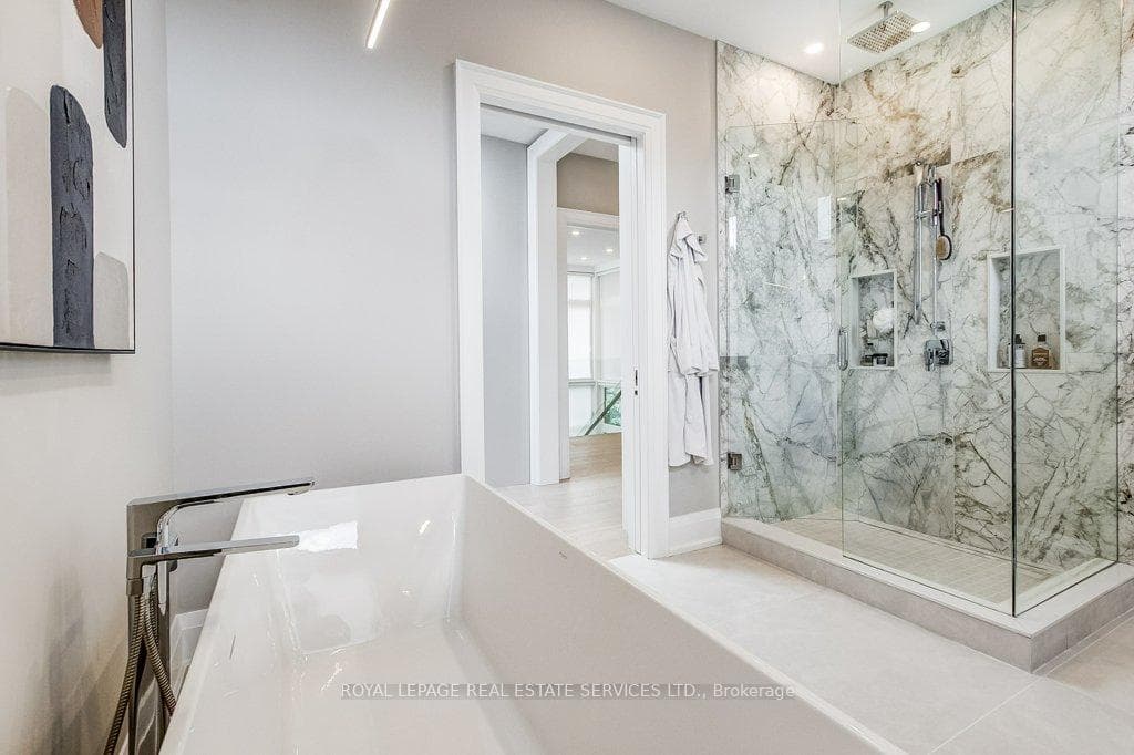 Stand alone tub w/Quality fixtures