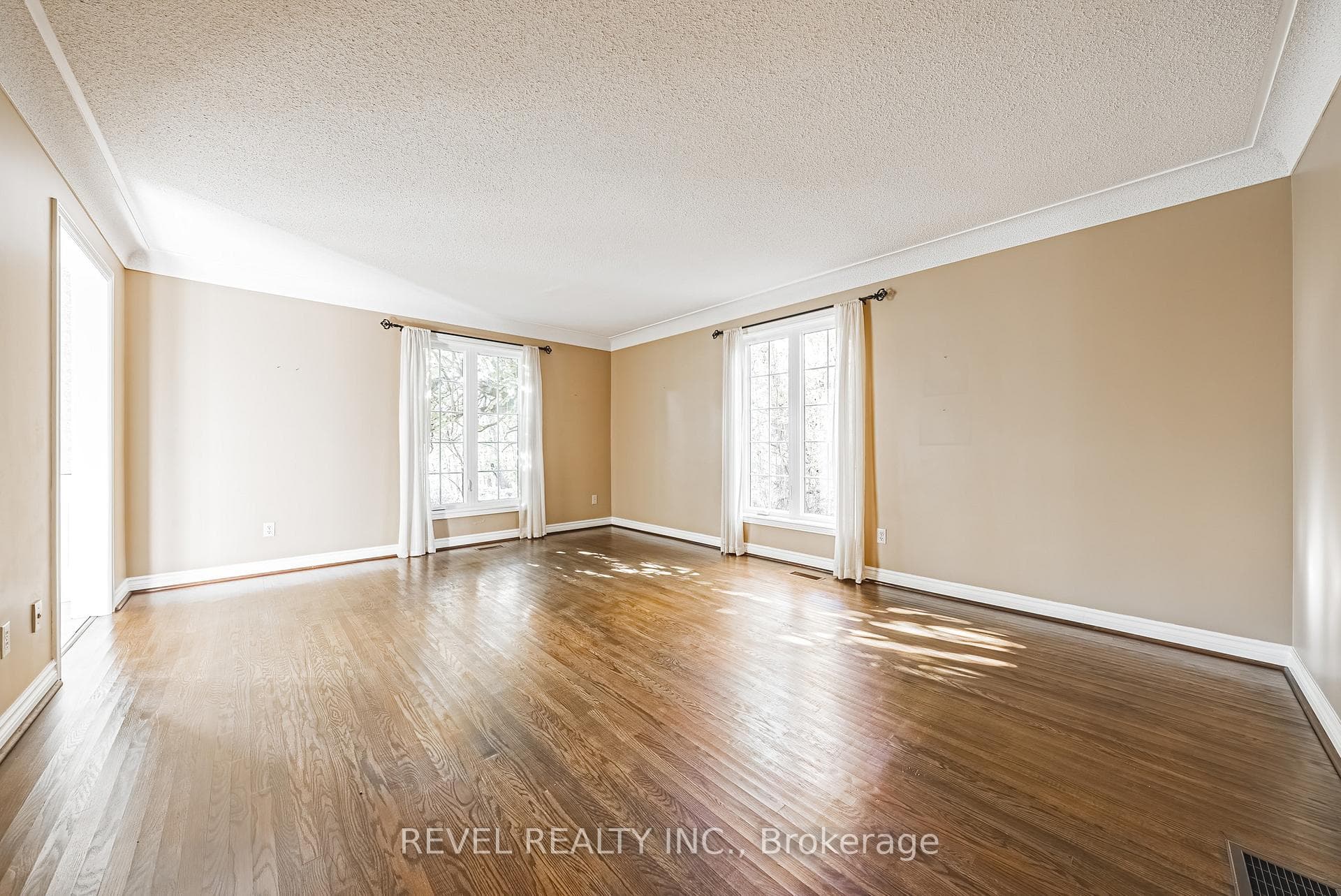 211 Mclaren Road photo 14