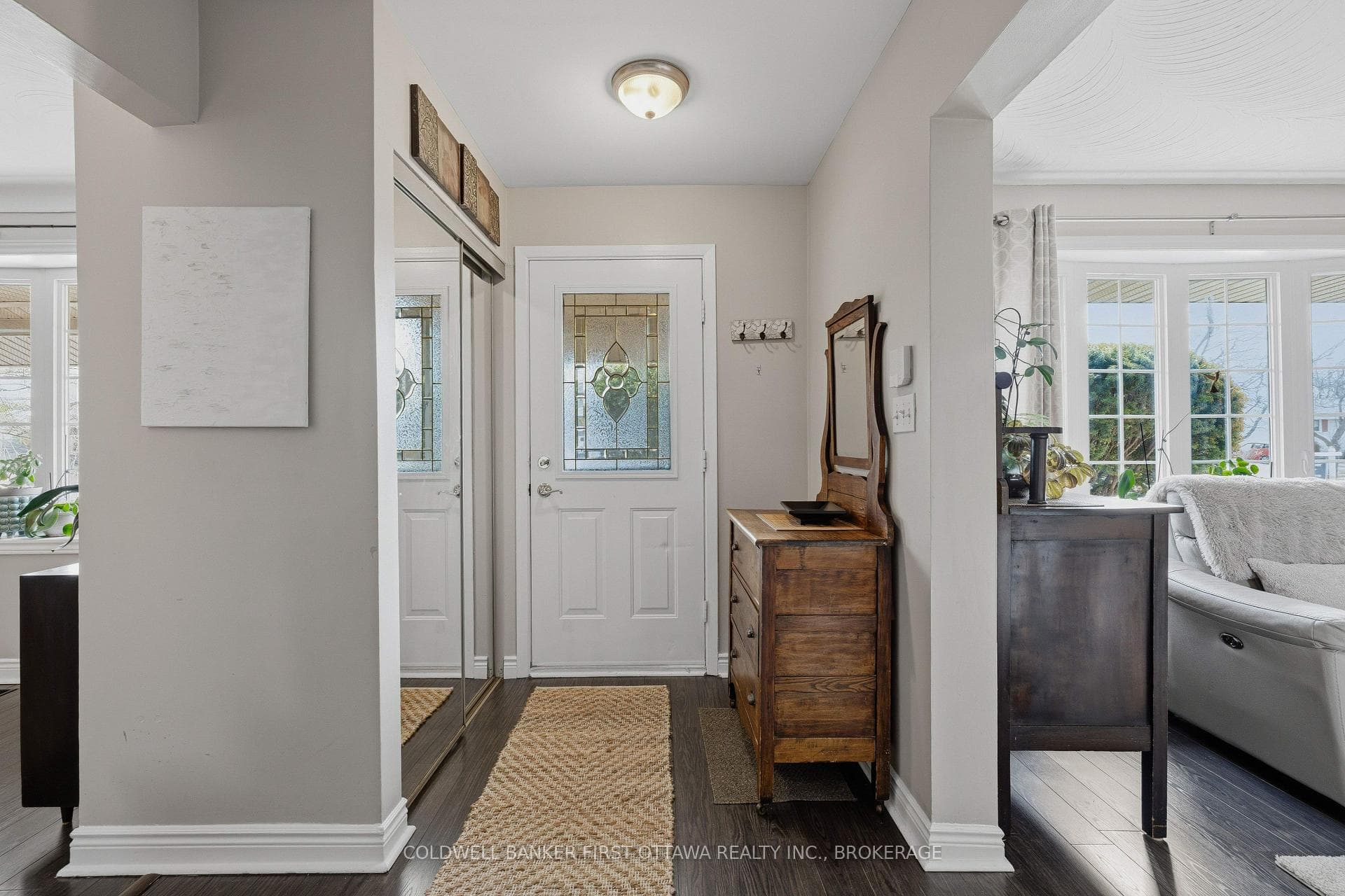 695 Laidlaw Crescent photo 5