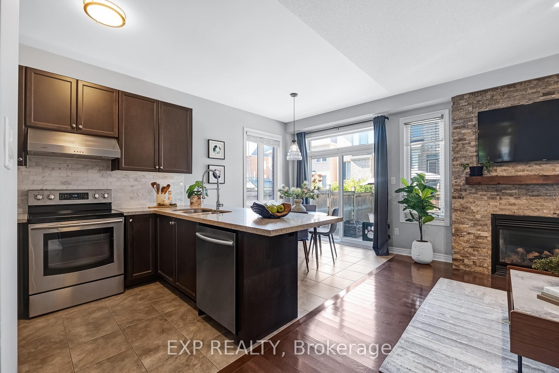 102 Juglans Crescent photo 10